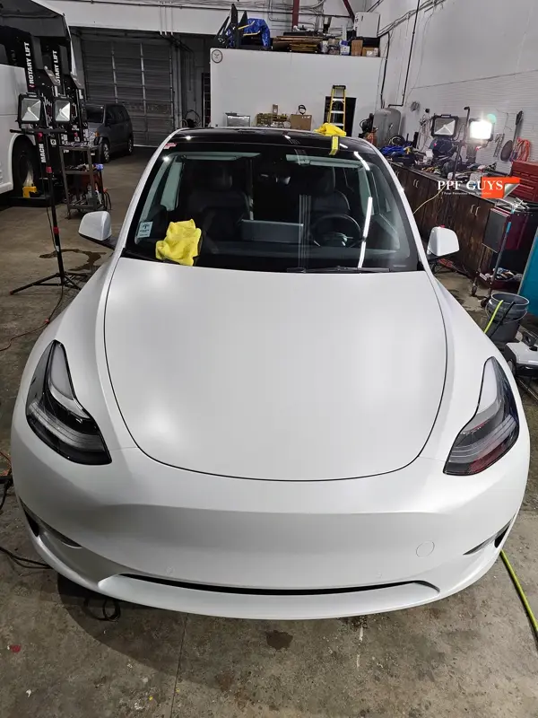 White Tesla Model Y Performance, Stealth, emblems. Photo 15 of 60.