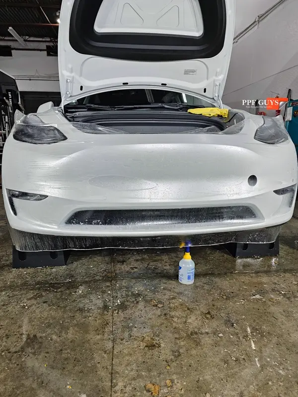 White Tesla Model Y Performance, Stealth, emblems. Photo 44 of 60.