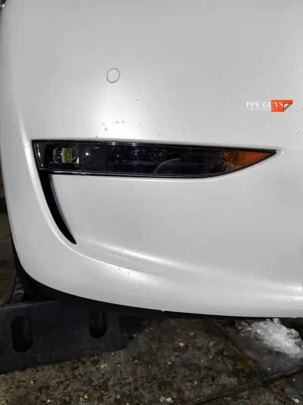 White Tesla Model Y Performance, Stealth, emblems. Photo 58 of 60.