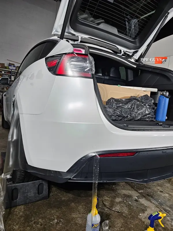 White Tesla Model Y Performance, Stealth, emblems. Photo 37 of 60.