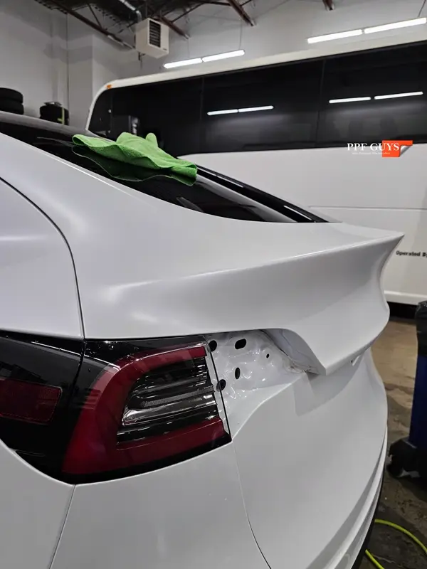 White Tesla Model Y Performance, Stealth, emblems. Photo 26 of 60.