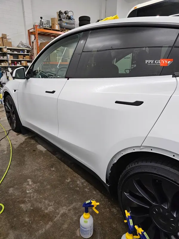 White Tesla Model Y Performance, Stealth, emblems. Photo 18 of 60.