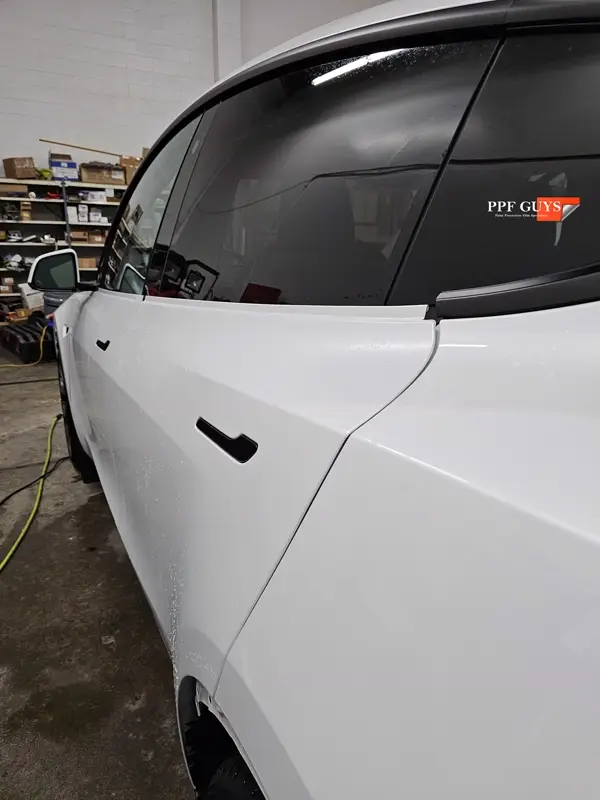 White Tesla Model Y Performance, Stealth, emblems. Photo 17 of 60.