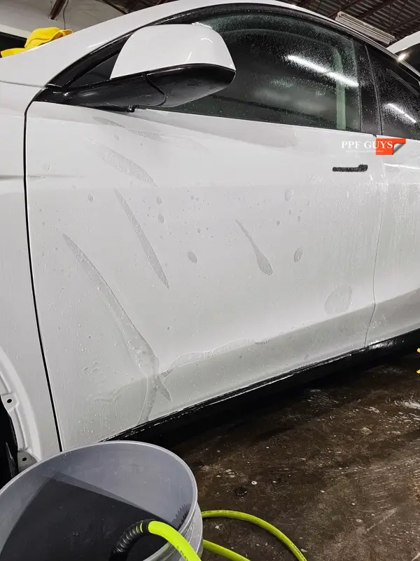 White Tesla Model Y Performance, Stealth, emblems. Photo 10 of 60.