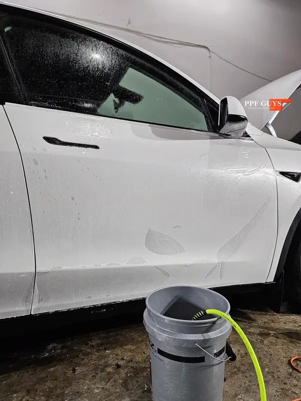 White Tesla Model Y Performance, Stealth, emblems. Photo 38 of 60.