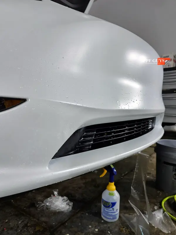 White Tesla Model Y Performance, Stealth, emblems. Photo 59 of 60.
