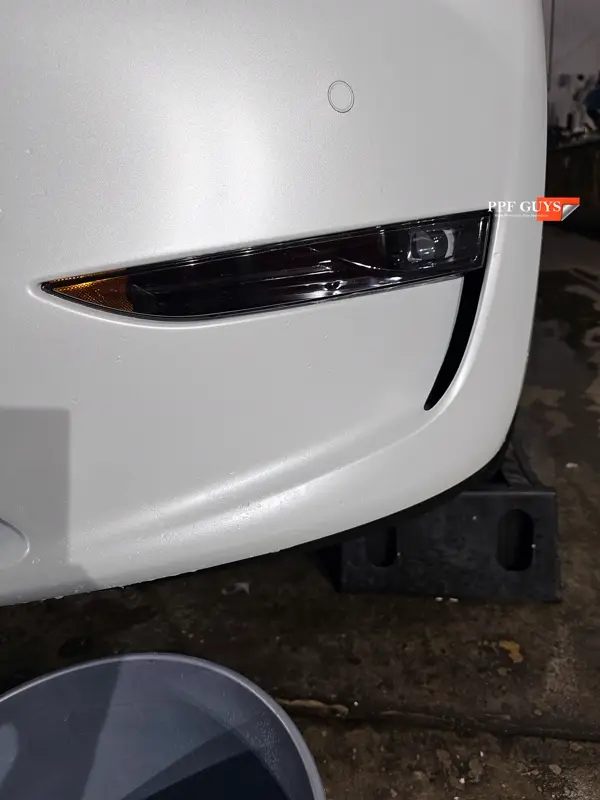 White Tesla Model Y Performance, Stealth, emblems. Photo 60 of 60.